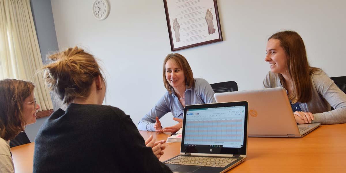 Dr. Amy Posey in discussion with Psychology students